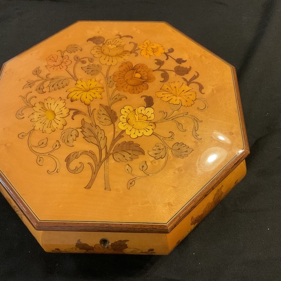 Octagon Jewelry Music Box - Picture 1 of 3